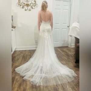 Wedding dress. Size fits 4/6